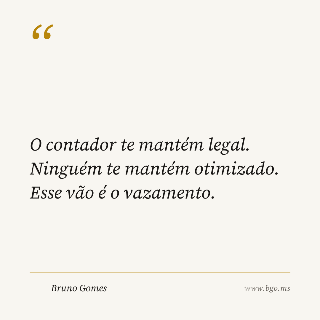 O contador te mantém legal. Ninguém te mantém otimizado. Esse vão é o vazamento.